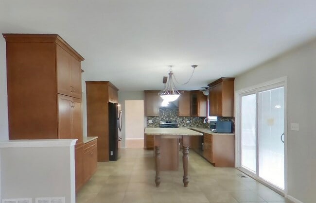 Building Photo - Available And Ready To Move In.