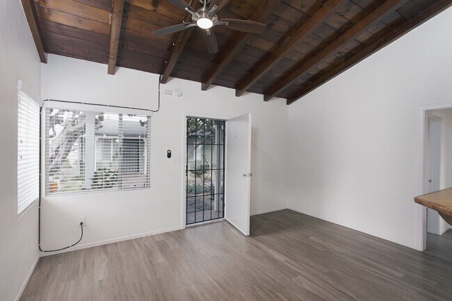 Foto del edificio - One Bedroom w/ Parking and Private Patio i...