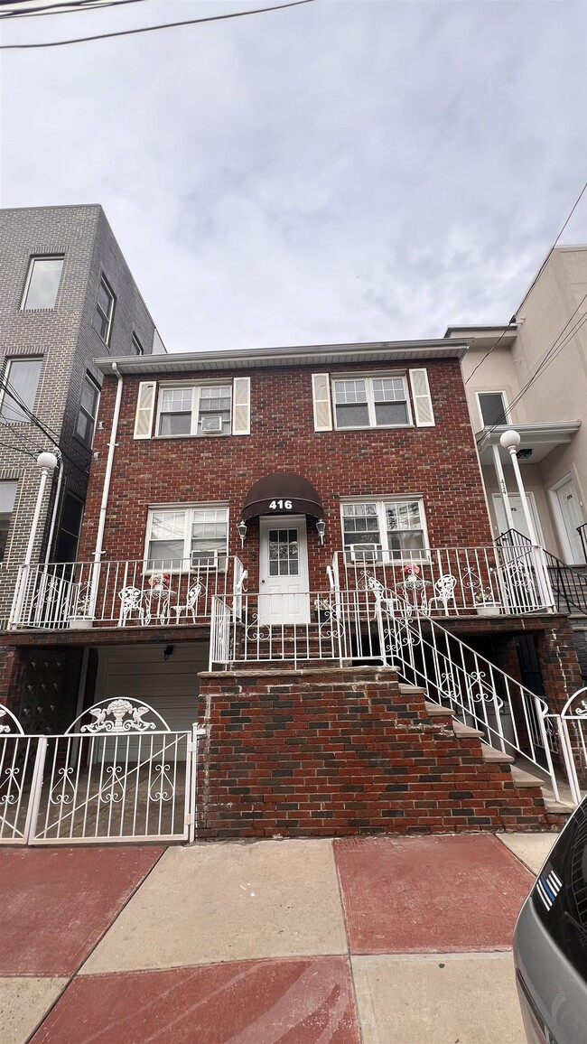 Building Photo - 416 6th St