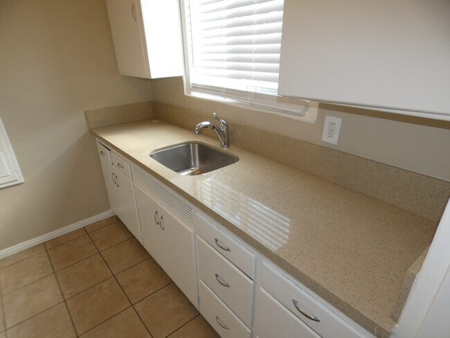Building Photo - 1104 E San Antonio Dr