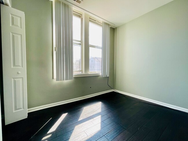 Building Photo - 608 W 31st St