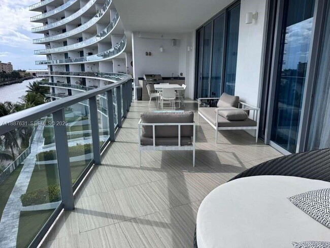 Foto del edificio - 3250 NE 188th St