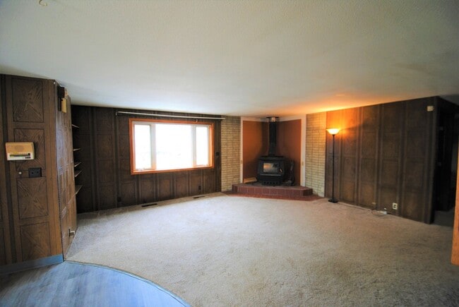 Building Photo - Huge 5 Bed / 3 Bath w/ 2 Car Garage