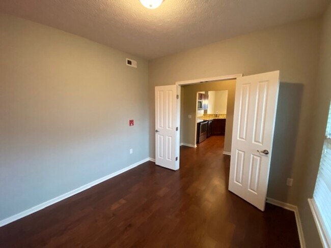 Foto del edificio - 481 Redwood Ln