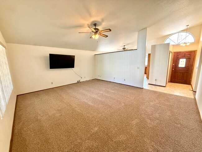 Foto del edificio - Spacious 3BR Cul-de-Sac Home with Bonus Room, New Carpet & Split Floor Plan!