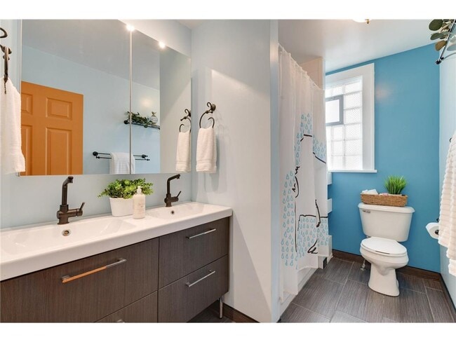 Building Photo - 144 8th Ave S