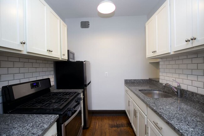 Building Photo - 1367 E 53rd St