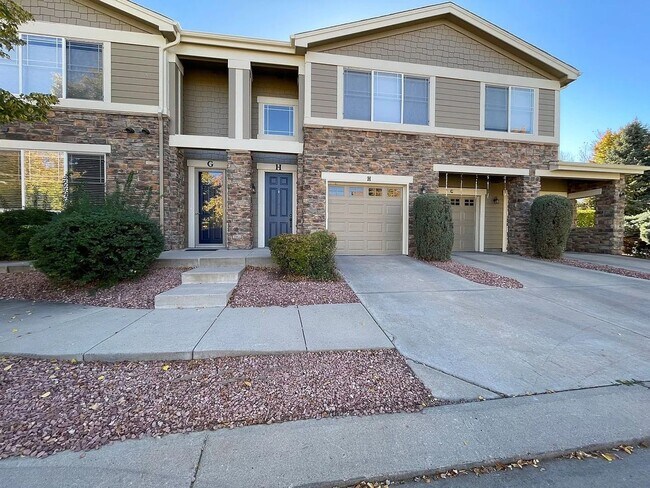 Foto del edificio - Modern 2 Bed/2 Bath Townhome with Pool Access & Attached Garage - Available June 1