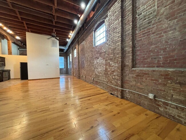 Building Photo - Beautiful 1 bedroom 1 bath loft available ...