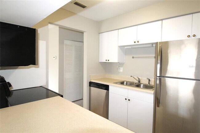 Foto del edificio - 2725 Hidden Lake Blvd