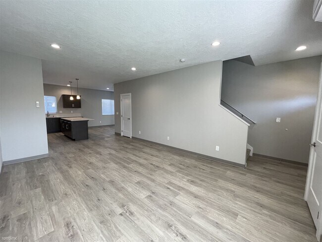 Building Photo - 3 br, 2.5 bath Duplex - 17121 East Boone A...