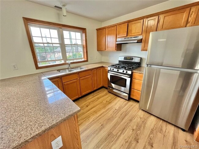 Building Photo - 327 W Post Rd