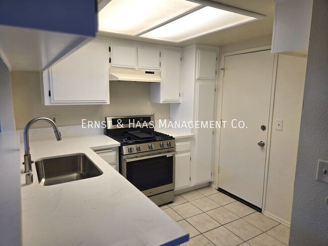 Foto del edificio - 9118 1/2 Cedar St.-