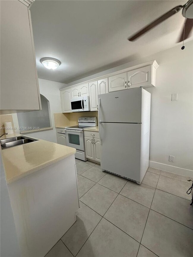 Building Photo - 155 Lakeview Dr