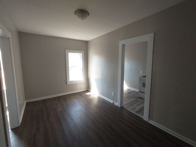 Building Photo - $550- 1 bed 1 bath - Duplex located in the...