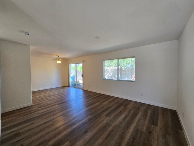 Foto del edificio - A FABULOUS 3 Bedroom home in desirable Silverado Ranch!