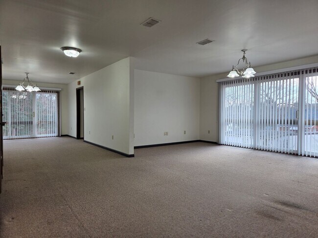 Foto del edificio - Quiet country rancher on large, secluded lot right at Route 1 and 288