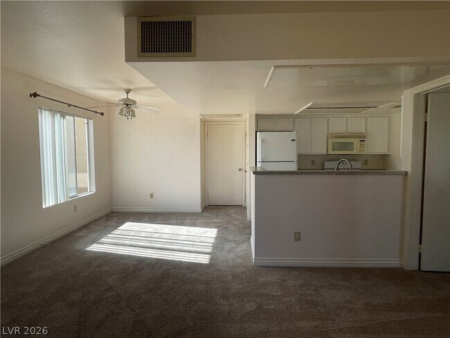 Foto del edificio - 8070 W Russell Rd