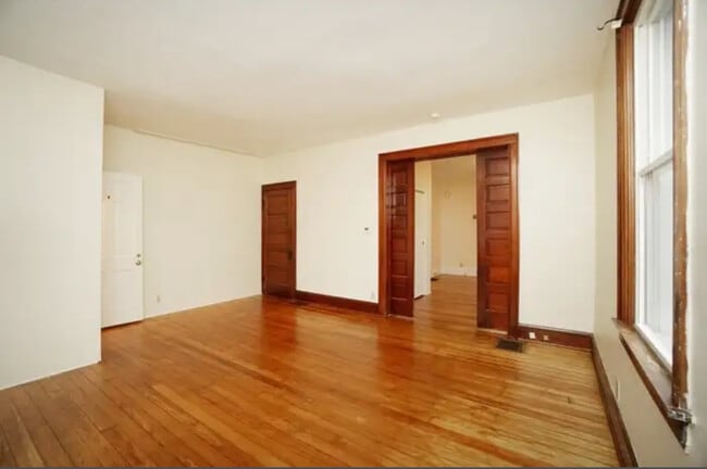 Building Photo - 305 Eaton Ave