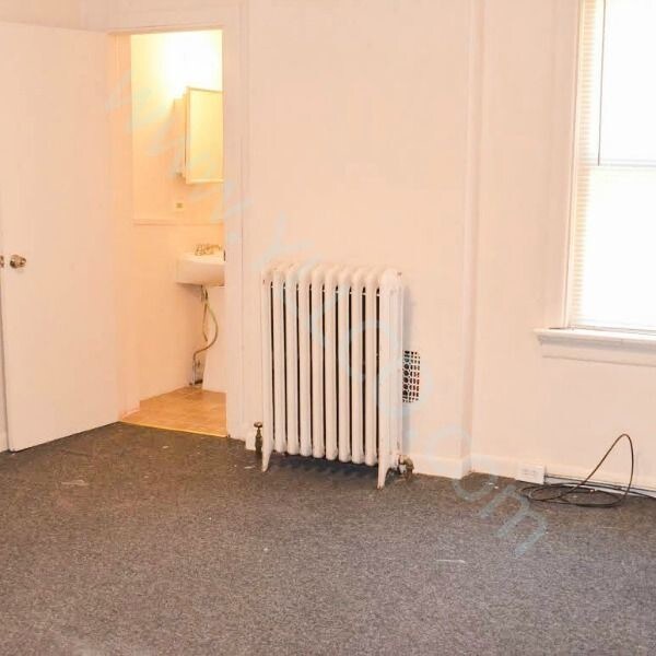 Building Photo - 142 W Airy St