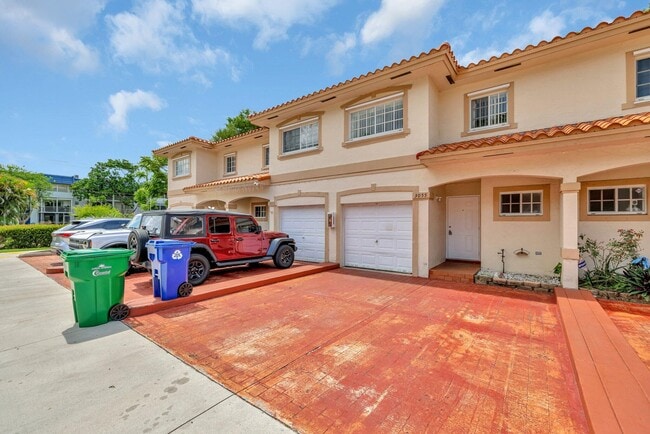 Building Photo - 3055 Riverside Dr