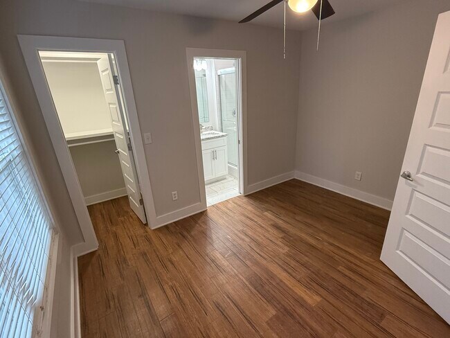 Dormitorio privado en el primer piso: amplia suite con pisos de madera, baño privado y vestidor. - 421 Elysian Fields Rd