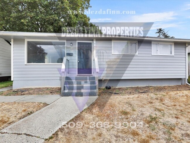 Building Photo - 5 Bed, 2 Bath Home Conveniently Located in...