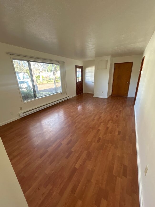 Foto del edificio - 3 Bedroom 1 Bath House Country Feel with City Access!