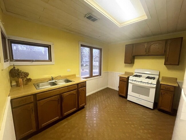 Building Photo - 2 Plus Bedroom in Williams Bay