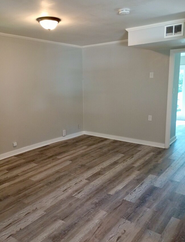 Foto del edificio - Grandview 2-Bed/1-Bath Duplex – Coming Soon