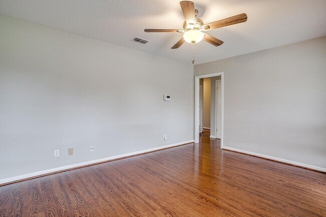 Building Photo - Awesome 4 bed, 2 bath in excellent neighbo...