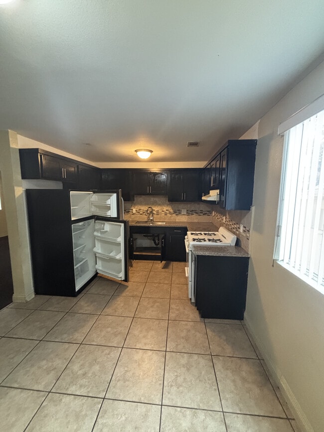 Building Photo - 616 E 84th Pl