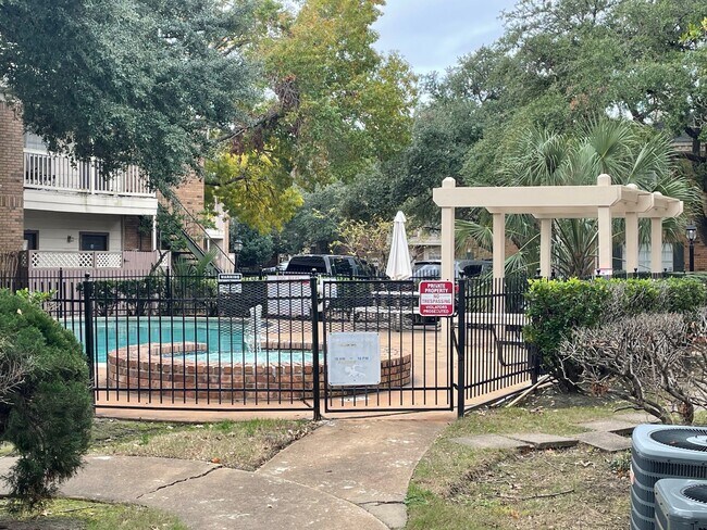 Foto del edificio - 2626 Holly Hall St