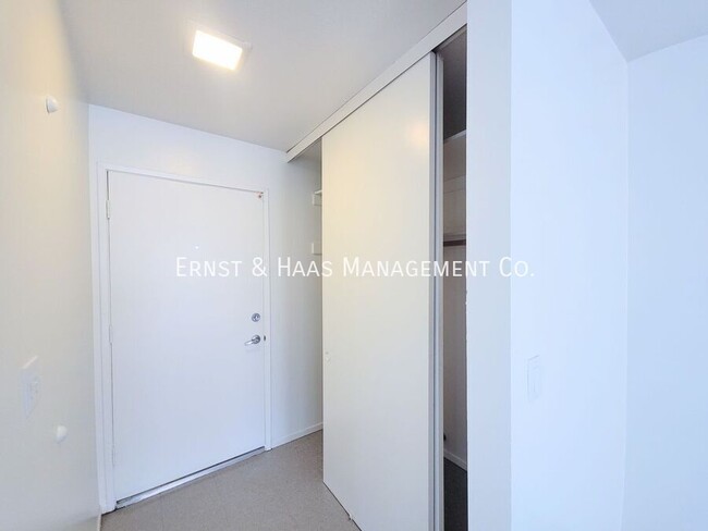 Foto del edificio - Wonderful  1-Bedroom Garden Apartment with...