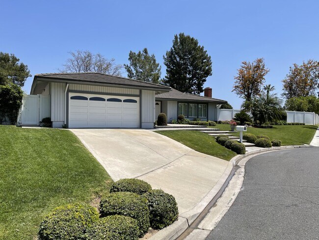 Building Photo - 5722 Club View Dr