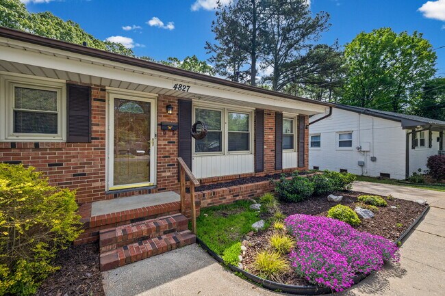 Foto del edificio - Charming Cul-de-Sac Ranch with Fenced Yard & Detached Garage – Move-In Ready!