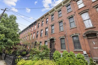 Building Photo - 211 York St