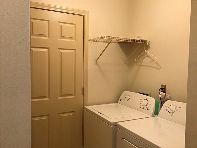 Foto del edificio - 4048 Heatherwood Ct