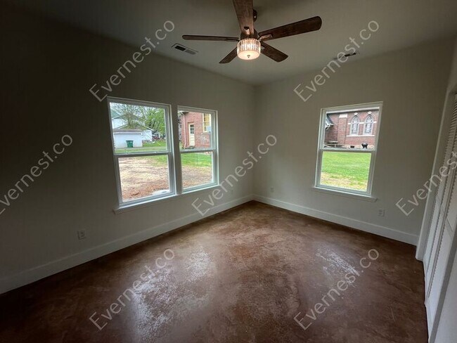Building Photo - 404 Elm Ave