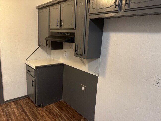 Foto del edificio - 3 bed one bath all new inside ready for mo...
