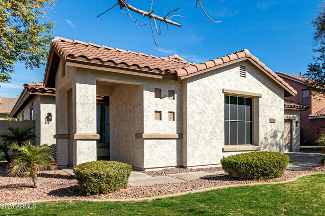 Foto del edificio - 1236 E Nightingale Ln