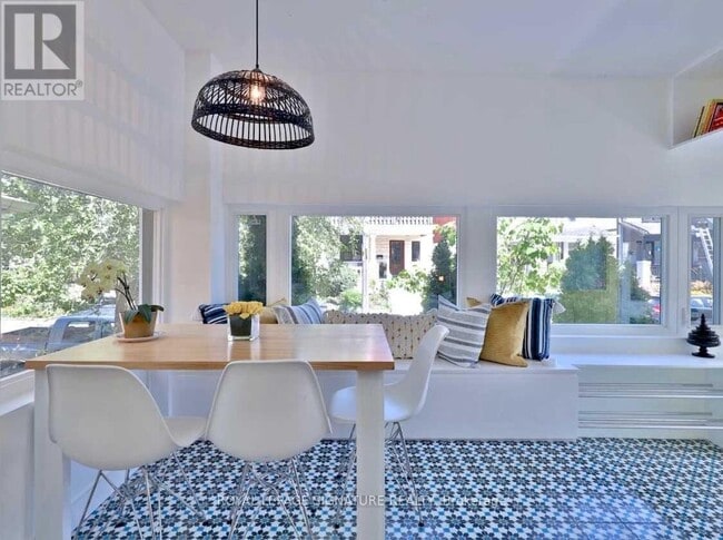 Building Photo - 20 Amroth Ave