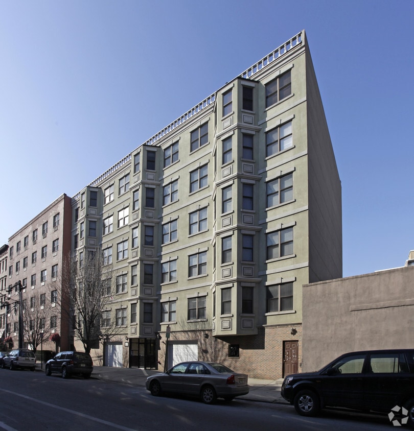 Primary Photo - 208 Grand St