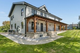 Building Photo - 535 St James Ave