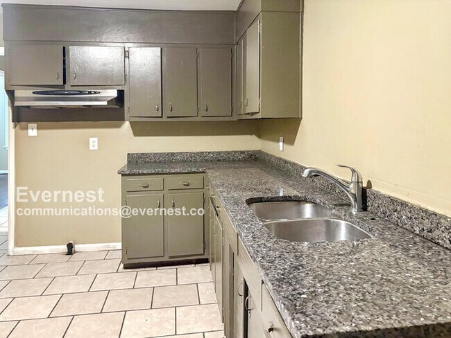 Foto del edificio - Lovely 3-Bedroom Home with Great Space / P...