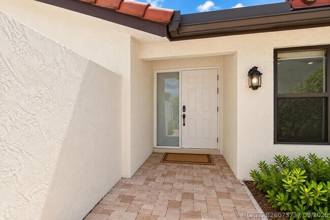 Building Photo - 21460 Laguna Dr