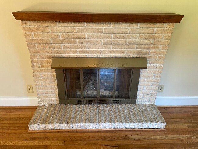 Building Photo - 3 bedroom 1 bathroom house available.   Pe...