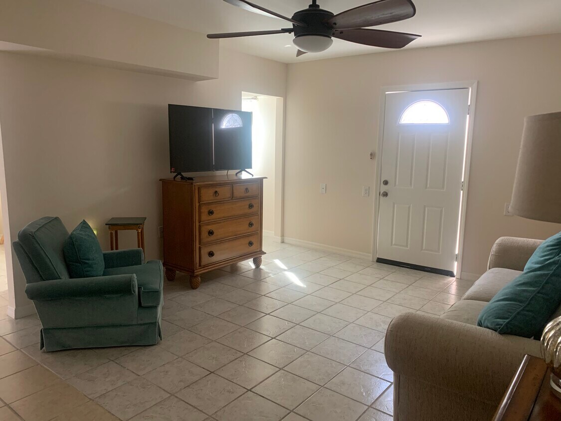 Living Room - 898 North St