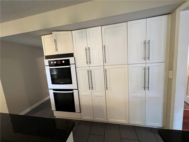 Foto del edificio - 2000 Tudor Castle Cir