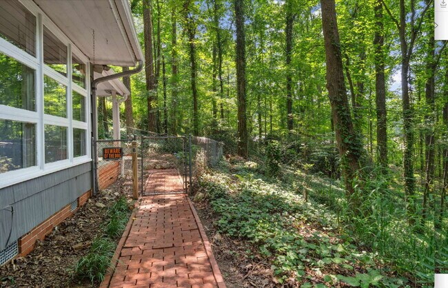 Foto del edificio - Charming 2-Bed Home with Hardwood Floors and Fenced in Yard